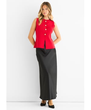 Het kersenrode vest met knopen aan de voorkant en compacte breiwerk geeft je casual garderobe een levendige, gedurfde touch. Het is gemaakt van zacht, compact breiwerk en heeft een ontwerp met knopen aan de voorkant en een flatterende taille die je silhouet accentueert en tegelijkertijd comfortabel is om elke dag te dragen.