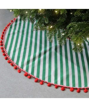 
Ben jij op zoek naar de ideale aankleding om jouw kerstboom helemaal af te maken? Dan zijn de kerstboomrok van Unique Living iets voor jou! Deze decoratieve kerstboomrok geeft een moderne twist aan een oude traditie. De rok is gemaakt van hoogwaardig polyester en dons en is uitgevoerd in een prachtig kerst thema. De rok is voorzien van een handig gat ter grootte van de stam van de kerstboom zodat deze altijd mooi in het midden valt en niet verschuift. De rok is zo gemaakt dat hij de voet van de boom afdekt echter heeft het uiteraard ook een decoratief aspect. De rok kan worden voorzien van cadeautjes en leuke kerst decoratie om de kerstsfeer helemaal compleet te maken!De belangrijkste informatie op een rijtje:- Kwalitatief polyester- De rok bedekt de voet en stam van de boom- Decoratie om direct in de kerstsfeer te komen- WasbaarWassen?Wilt u de rok wassen? Dat kan! Wij adviseren de rok binnenstebuiten in een handwas te wassen. Zo houdt de rok goed zijn kleur en structuur en kan hij jaren mee! Bent u meer van het gemak? Dan kunt u ze ook wassen in de wasmachine. Wij adviseren dan een rustig programma op maximaal 30 graden.Over Unique LivingUnique Living heeft een uitgebreid assortiment aan sierkussens, kussenhoezen en kersttextiel. De designs zijn stijlvol en tijdloos. De collectie varieert van rustige prints met sierlijke teksten tot zachte en leuke decoratieve kerstartikelen. Je kunt de artikelen van Unique Living gebruiken als trendy details in de woonkamer of als blikvangers voor in uw buitenruimtes. - Afmeting: 90 - Kleur: Multikleur - Materiaal: Polyester