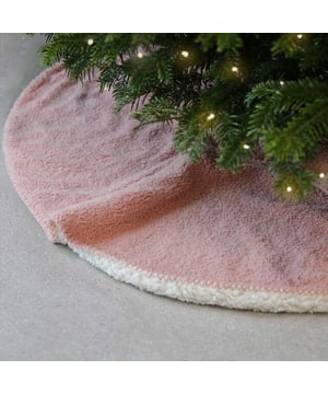 
Ben jij op zoek naar de ideale aankleding om jouw kerstboom helemaal af te maken? Dan zijn de kerstboomrok van Unique Living iets voor jou! Deze decoratieve kerstboomrok geeft een moderne twist aan een oude traditie. De rok is gemaakt van hoogwaardig polyester en dons en is uitgevoerd in een prachtig kerst thema. De rok is voorzien van een handig gat ter grootte van de stam van de kerstboom zodat deze altijd mooi in het midden valt en niet verschuift. De rok is zo gemaakt dat hij de voet van de boom afdekt echter heeft het uiteraard ook een decoratief aspect. De rok kan worden voorzien van cadeautjes en leuke kerst decoratie om de kerstsfeer helemaal compleet te maken!De belangrijkste informatie op een rijtje:- Kwalitatief polyester- De rok bedekt de voet en stam van de boom- Decoratie om direct in de kerstsfeer te komen- WasbaarWassen?Wilt u de rok wassen? Dat kan! Wij adviseren de rok binnenstebuiten in een handwas te wassen. Zo houdt de rok goed zijn kleur en structuur en kan hij jaren mee! Bent u meer van het gemak? Dan kunt u ze ook wassen in de wasmachine. Wij adviseren dan een rustig programma op maximaal 30 graden.Over Unique LivingUnique Living heeft een uitgebreid assortiment aan sierkussens, kussenhoezen en kersttextiel. De designs zijn stijlvol en tijdloos. De collectie varieert van rustige prints met sierlijke teksten tot zachte en leuke decoratieve kerstartikelen. Je kunt de artikelen van Unique Living gebruiken als trendy details in de woonkamer of als blikvangers voor in uw buitenruimtes. - Afmeting: 90 - Kleur: Roze - Materiaal: Polyester