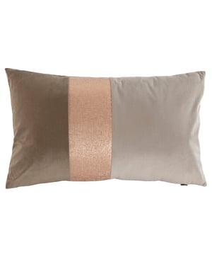 
Voeg een vleugje luxe en elegantie toe aan je interieur met het Sierkussen Velvet Glam. Dit stijlvolle sierkussen combineert de zachte textuur van velvet met een moderne kleurencombinatie van beige, khaki, en een glamoureuze gouden strook. Perfect om je woonkamer, slaapkamer of kantoor een chique uitstraling te geven.   Hoogwaardige materialen: Gemaakt van zacht velvet met een luxe uitstraling. Elegante kleurencombinatie: Beige en khaki met een glanzende gouden strook als blikvanger. Inclusief vulling: Klaar voor gebruik; geen extra accessoires nodig. Perfect formaat: 50 x 30 cm – ideaal voor een bank, fauteuil of bed. Veelzijdig design: Combineer eenvoudig met andere kussens of plaids voor een complete look. Breng warmte en stijl in je interieur met dit hoogwaardige sierkussen. Of je nu kiest voor een moderne of klassieke inrichting, het Sierkussen Velvet Glam past perfect bij elke sfeer. Bestel vandaag nog en geef je ruimte een luxe make-over! MATERIAAL: Velvet Weeftechniek: fluweel Vulling: polyester KLEUR: Beige, Khaki, Goud AFMETING: L50 x B30 cm ONDERHOUDSVOORSCHRIFTEN: Wassen op maximaal 30 °C.   Merk: CASA DI ELTURO Materiaal: Polyester Kleur: Bordeauxrood