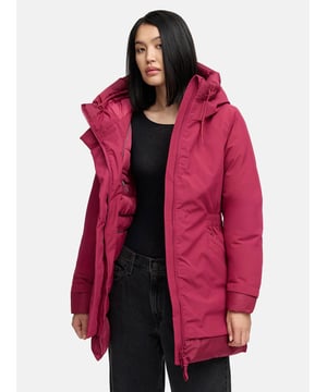 El parka Winterprinzessin de Navahoo combina un estilo urbano con calidez funcional. El forro acolchado y el cuello alto protegen eficazmente del frío, mientras que la capucha fija con cordón ofrece mayor comodidad. Los prácticos bolsillos –incluidos bolsillos cálidos para las manos y bolsillos interiores y exteriores con cremallera– ofrecen amplio espacio de almacenamiento. La cintura elástica realza la silueta femenina, y la estructura de panal en la capucha, el dobladillo y los puños añade un toque elegante. Disponible en 6 colores y tallas S–3XL.