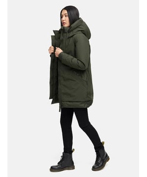 De Winterprinzessin parka van Navahoo combineert urban chic met functionele warmte. De gewatteerde voering en de hoogsluitende kraag bieden betrouwbare bescherming tegen de kou, terwijl de vaste capuchon met trekkoord extra comfort geeft. Handige zakken – waaronder warme steekzakken en ritszakken binnen en buiten – bieden veel opbergruimte. De elastische taille zorgt voor een vrouwelijk silhouet, terwijl de honingraatstructuur op capuchon, zoom en mouwen stijlvolle accenten toevoegt. Verkrijgbaar in 6 kleuren en maten S–3XL.