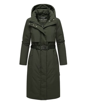 Eleganz trifft Funktionalität: Der Winterparka WALDBUMMLER von Navahoo überzeugt mit wetterfestem Design und raffinierten Details. Das glatte, wind- und wasserabweisende Obermaterial (Wassersäule >5000 mm) schützt zuverlässig bei Wind und Regen. Eine abnehmbare Kapuze, warme Außentaschen, praktische Innentaschen sowie ein Taillengürtel mit Metallschnalle unterstreichen den femininen Look. Hochwertige Labeldetails runden das Design ab. In 7 Farben und Größen XS–3XL erhältlich.