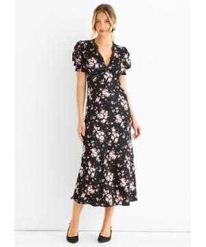 Este vestido midi con ribete de encaje floral negro combina la comodidad informal con un toque atrevido y elegante. El corte al bies garantiza un ajuste cómodo y favorecedor que se adapta a tus movimientos, mientras que el delicado ribete de encaje floral añade un toque de sofisticación femenina. Perfecto para el día a día o para lucir con confianza, este vestido combina a la perfección comodidad y estilo sin esfuerzo.