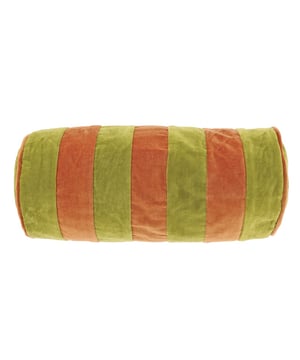 
Ben jij toe aan een nieuwe look voor je woon- of slaapkamer? Met de items van Unique Living breng je in een handomdraai extra sfeer, kleur en comfort in huis. De producten zijn geïnspireerd op de nieuwste trends en combineren tijdloos design met hoogwaardige materialen. Of je nu kiest voor een zacht plaid voor op de bank of een kussen met structuur als eyecatcher op het bed – elk item uit de collectie straalt kwaliteit en stijl uit. Veel kussenhoezen zijn voorzien van een handige blinde ritssluiting en worden geleverd inclusief binnenkussen (tenzij anders vermeld). Dankzij de stevige vulling behouden ze hun vorm en zorgen ze voor een luxe uitstraling.Waarom kiezen voor Unique Living?- Gemaakt van kwalitatieve, duurzame materialen- Verkrijgbaar in verschillende stijlen, kleuren en afmetingen- Een mooie mix van comfort en decoratieOnderhoudstipsWil je de hoezen wassen? Wij raden aan om ze binnenstebuiten te wassen met de hand of op een fijn wasprogramma van maximaal 30 graden. Zo blijven kleur en textuur mooi behouden, en geniet je nog langer van je favoriete woonaccessoires.Over Unique LivingUnique Living staat voor sfeervol wonen met een persoonlijke touch. De uitgebreide collectie bestaat uit sierkussens, plaids en tafellinnen die je eindeloos kunt combineren. Of je nu houdt van rust en eenvoud of juist van uitgesproken details: er is altijd een stijl die bij jouw interieur past. - Afmeting: Ø20x45cm - Kleur: Multicolor - Materiaal: Polyester