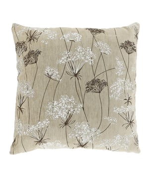
Ben jij toe aan een nieuwe look voor je woon- of slaapkamer? Met de items van Unique Living breng je in een handomdraai extra sfeer, kleur en comfort in huis. De producten zijn geïnspireerd op de nieuwste trends en combineren tijdloos design met hoogwaardige materialen. Of je nu kiest voor een zacht plaid voor op de bank of een kussen met structuur als eyecatcher op het bed – elk item uit de collectie straalt kwaliteit en stijl uit. Veel kussenhoezen zijn voorzien van een handige blinde ritssluiting en worden geleverd inclusief binnenkussen (tenzij anders vermeld). Dankzij de stevige vulling behouden ze hun vorm en zorgen ze voor een luxe uitstraling.Waarom kiezen voor Unique Living?- Gemaakt van kwalitatieve, duurzame materialen- Verkrijgbaar in verschillende stijlen, kleuren en afmetingen- Een mooie mix van comfort en decoratieOnderhoudstipsWil je de hoezen wassen? Wij raden aan om ze binnenstebuiten te wassen met de hand of op een fijn wasprogramma van maximaal 30 graden. Zo blijven kleur en textuur mooi behouden, en geniet je nog langer van je favoriete woonaccessoires.Over Unique LivingUnique Living staat voor sfeervol wonen met een persoonlijke touch. De uitgebreide collectie bestaat uit sierkussens, plaids en tafellinnen die je eindeloos kunt combineren. Of je nu houdt van rust en eenvoud of juist van uitgesproken details: er is altijd een stijl die bij jouw interieur past. - Afmeting: 45x45 - Kleur: Beige - Materiaal: Polyester