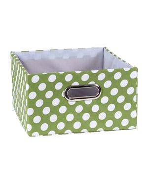 
Deze kubusvormige lade is gemaakt van groene stof met witte stippen, een ovaal metalen handvat en een kartonnen frame. Deze lade met stippenpatroon is ideaal voor het organiseren van uw spullen. Materialen: Stevig karton bekleed met polyester katoenen stof Afmetingen: L30 X B27 X H15 cmKleur: Witte polka dot, groene achtergrond Merk: CaliCosy Kleur: Green
