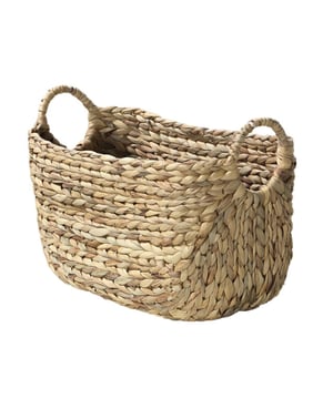 
De Water Hyacinth Rechthoekige Mand met Ronde Handvaten - Medium is een stijlvolle opbergmand. Deze mand is gemaakt van waterhyacint, geweven langs het metalen frame. De zomerse kant van Deze rechthoekige mand zal uw kamers opfleuren en zal in overeenstemming zijn met een natuurlijke decoratie. De mand is uitgerust met twee handgrepen aan elke kant voor transport. Voor een unieke decoratie kan het worden geassocieerd met andere soortgelijke manden en van verschillende grootte om reliëf en meer opslag te brengen. Materiaal: Waterhyacint Afmetingen: B 40 x D 23 x H 26 cm Merk: CaliCosy Kleur: Beige