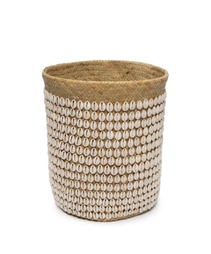 
Fairtrade handgemaakte rieten manden van Zeegras Deze leuke maar ook stevige rieten mand kan voor elke toepassing gebruikt worden zoals voor het opbergen, als wasmand, om je groente in te bewaren of als papiermand. Noem het maar op! Het is ook een prachtige decoratie item. Geeft een natuurlijke uitstraling en past in elk interieur. De rieten manden zijn stuk voor stuk uniek. Dat komt doordat deze opbergmand ambachtelijk met de hand in elkaar is gevlochten. De opbergmanden zijn 100% Fairtrade. De mand is niet alleen functioneel, maar staat ook super leuk in je interieur. Goed om te weten: * 100% Fairtrade * Handgemaakt * Gebruik als wasmand, opbergmand, papiermand * Verkrijgbaar in meerdere afmetingen Materiaal:Schelpen