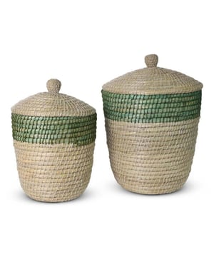 
Fairtrade handgemaakte rieten manden van Zeegras Deze leuke maar ook stevige rieten mand kan voor elke toepassing gebruikt worden zoals voor het opbergen, als wasmand, om je groente in te bewaren of als papiermand. Noem het maar op! Het is ook een prachtige decoratie item. Geeft een natuurlijke uitstraling en past in elk interieur. De rieten manden zijn stuk voor stuk uniek. Dat komt doordat deze opbergmand ambachtelijk met de hand in elkaar is gevlochten. De opbergmanden zijn 100% Fairtrade. De mand is niet alleen functioneel, maar staat ook super leuk in je interieur. Goed om te weten: * 100% Fairtrade * Handgemaakt * Gebruik als wasmand, opbergmand, papiermand * Set van 2 manden Afmetingen: * Groot: Ø 45 x 60cm * Klein: Ø 35 x 50cm Materiaal:Zeegras