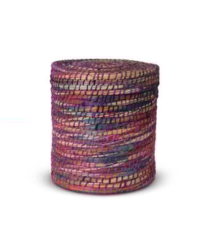 
Fairtrade handgemaakte rieten mand van zeegras Deze leuke maar ook stevige rieten mand kan voor elke toepassing gebruikt worden zoals voor het opbergen, als opbergmand, om je groente in te bewaren of als papiermand. Noem het maar op! Het is ook een prachtige decoratie item. Geeft een natuurlijke uitstraling en past in elk interieur. De rieten manden zijn stuk voor stuk uniek. Dat komt doordat deze opbergmand ambachtelijk met de hand in elkaar is gevlochten. De opbergmanden zijn 100% Fairtrade. De mand is niet alleen functioneel, maar staat ook super leuk in je interieur. Goed om te weten: * 100% Fairtrade * Handgemaakt m& uniek * Gebruik als fruitmand, broodmand of opbergmand Materiaal:Zeegras