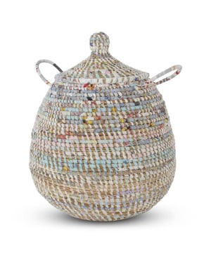 
Fairtrade handgemaakte rieten manden met deksel van Zeegras Deze leuke maar ook stevige rieten mand kan voor elke toepassing gebruikt worden zoals voor het opbergen, als wasmand, om je groente in te bewaren of als papiermand. Noem het maar op! Het is ook een prachtige decoratie item. Geeft een natuurlijke uitstraling en past in elk interieur. De rieten manden zijn stuk voor stuk uniek. Dat komt doordat deze opbergmand ambachtelijk met de hand in elkaar is gevlochten. De opbergmanden zijn 100% Fairtrade. De mand is niet alleen functioneel, maar staat ook super leuk in je interieur. Goed om te weten: * 100% Fairtrade * Handgemaakt * Gebruik als wasmand, opbergmand, papiermand Materiaal:Zeegras
