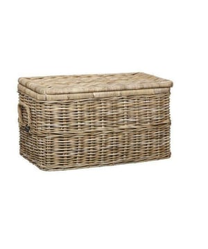 
<p><strong>Korte omschrijving</strong></p>
<ul>
<li>Afmetingen: (B)75 x (H)42 x (D)45 cm</li>
<li>Inhoud: 141 liter</li>
</ul>
<p><strong>Uitgebreide omschrijving</strong></p>
<p>Opbergmand KUBU is niet alleen praktisch maar staat ook sfeervol in je interieur! Deze opbergmand met deksel staat vooral goed in een landelijk, werelds of romantisch ingerichte woning. Heb je kinderen? Dan is deze opbergmand echt een uitkomst. Leg al het speelgoed in deze opbergmand, doe de deksel dicht en opgeruimd staat netjes. Deze mooie opbergmand heeft aan beide zijden handgrepen. Erg handig, zo kun je de mand eenvoudig verplaatsen.</p>
<p>Let op, dit is een handgemaakt product. Hierdoor zijn alle manden uniek. De maten kunnen hierdoor iets afwijken.</p>