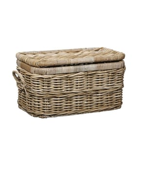 
<p><strong>Korte omschrijving</strong></p>
<ul>
<li>Afmetingen: (B)51 x (H)28 x (D)28 cm</li>
<li>Inhoud: 40 liter</li>
</ul>
<p><strong>Uitgebreide omschrijving</strong></p>
<p>Opbergmand KUBU is niet alleen praktisch maar staat ook sfeervol in je interieur! Deze opbergmand met deksel staat vooral goed in een landelijk, werelds of romantisch ingerichte woning. Heb je kinderen? Dan is deze opbergmand echt een uitkomst. Leg al het speelgoed in deze opbergmand, doe de deksel dicht en opgeruimd staat netjes. Deze mooie opbergmand heeft aan beide zijden handgrepen. Erg handig, zo kun je de mand eenvoudig verplaatsen.</p>