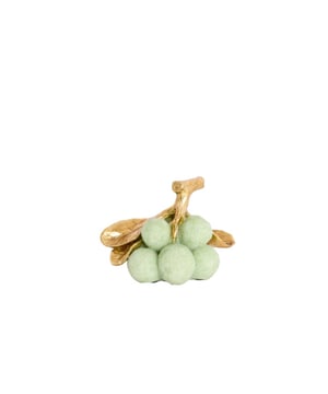 
Shop dit prachtige artikel van Light & LivingOrnament 24x14x16,5 cm JAGODY groen+antiek brons is gemaakt en ontwerpen door het Nederlandse merk Light & Living.De belangrijkste kenmerken van het artikel zijn als volgt:Kleur: GroenProduct Lengte: 24Product Breedte: 14Producht Hoogte: 16.5Gewicht: 5Light & Living werd meer dan vijftig jaar geleden opgericht. We begonnen met het maken van lampenkappen in een kleine fabriekshal. Al snel kwamen daar lampen bij, zodat we een totaal verlichtingsconcept konden aanbieden. Na vele jaren actief te zijn geweest op de verlichtingsmarkt, zijn we gaan uitbreiden met betaalbare woonaccessoires en (klein)meubelen.Wij weten als geen ander dat thuis de plek is waar mensen zich vaak het prettigst voelen. Een eigen plek, ingericht met comfortabele meubels en sfeervolle verlichting. We denken graag met je mee. Daarom reizen we de hele wereld over op zoek naar de mooiste verlichting en woondecoratie. We zijn altijd op zoek naar dat ene speciale item waar ons hart sneller van gaat kloppen. Deze momenten leggen we vast en vertalen we naar onze producten.Twee keer per jaar presenteren we een nieuwe seizoenscollectie. Zo weten we je elke keer weer te inspireren! - Afmeting: 24x14x16.5 - Kleur: Groen - Materiaal: Kunststof