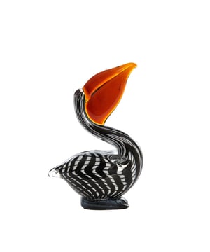 
Shop dit prachtige artikel van Light & LivingOrnament 13x7x19 cm PELICAN glas zwart-wit+bruin gestreept is gemaakt en ontwerpen door het Nederlandse merk Light & Living.De belangrijkste kenmerken van het artikel zijn als volgt:Kleur: ZwartProduct Lengte: 13Product Breedte: 7Producht Hoogte: 19Gewicht: 5Light & Living werd meer dan vijftig jaar geleden opgericht. We begonnen met het maken van lampenkappen in een kleine fabriekshal. Al snel kwamen daar lampen bij, zodat we een totaal verlichtingsconcept konden aanbieden. Na vele jaren actief te zijn geweest op de verlichtingsmarkt, zijn we gaan uitbreiden met betaalbare woonaccessoires en (klein)meubelen.Wij weten als geen ander dat thuis de plek is waar mensen zich vaak het prettigst voelen. Een eigen plek, ingericht met comfortabele meubels en sfeervolle verlichting. We denken graag met je mee. Daarom reizen we de hele wereld over op zoek naar de mooiste verlichting en woondecoratie. We zijn altijd op zoek naar dat ene speciale item waar ons hart sneller van gaat kloppen. Deze momenten leggen we vast en vertalen we naar onze producten.Twee keer per jaar presenteren we een nieuwe seizoenscollectie. Zo weten we je elke keer weer te inspireren! - Afmeting: 13x7x19 - Kleur: Zwart - Materiaal: Glas