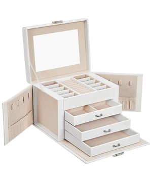 
Ontdek onze 4-laagse sieradendoos met organizers - H16,5 cm die u in staat stelt om al uw sieraden te organiseren en te sorteren voor meer dagelijkse handigheid. Het chique en strakke ontwerp past bij elke interieurstijl. Productkenmerken: Hoofdmateriaal: MDF-panelen, PU, fluweel, glas. Draaghendel. 3 laden. Productafmetingen: Lengte 22,5 cm x Hoogte 16,5 cm x Diepte 17,5 cm - Nettogewicht: 1,6 kg. Verpakkingsafmetingen: Pakket nr. 1: Hoogte 24 cm x Breedte 19,5 cm x Diepte 19 cm - Brutogewicht: 1,8 kg. Merk: CaliCosy Kleur: White