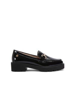 This Carvela Snap Chunky loafer arrives in a patent black leather style. There is a gold tone horse bit chain across the vamp as well as a small Ico C stud detail on the outer side. The sole is in a chunky style. This product features All Day Long technology.