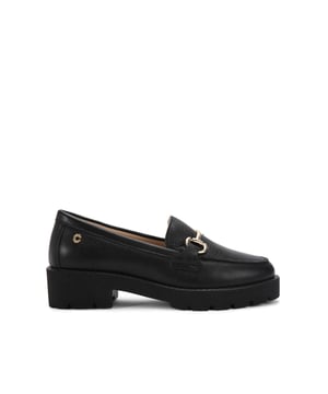 This Carvela Snap Chunky loafer arrives in a black leather style. There is a gold tone horse bit chain across the vamp as well as a small Ico C stud detail on the outer side. The sole is in a chunky style. This product features All Day Long technology.