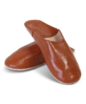 
Marokkaanse sloffen heerlijk om te dragen of als eyecatcher in je interieur De Marokkaanse babouches hebben een rijke historie. Door Marokkaanse sloffen aan te schaffen haal je een stukje geschiedenis in huis. De muiltjes kunnen ook gebruikt worden als woonaccessoires. Wees creatief en laat je fantasie erop los. Voeg een aantal babouches in verschillende kleuren samen in een mand en verrijk hiermee jouw interieur. Uiteraard kun je ook de sloffen ofwel belgha dragen. De heerlijke comfortabele leer zit zacht om je voet en er wordt gebruikt gemaakt van hoogwaardig kwaliteit leer. Goed om te weten: * 100% handgemaakt door ambachtslieden * Echte eyecatchers! * Heerlijk als pantoffels * 100% hoogwaardig kwaliteit leer * Geslacht: vrouw * Tip: Ook te gebruiken als woonaccessoires Materiaal:Leder