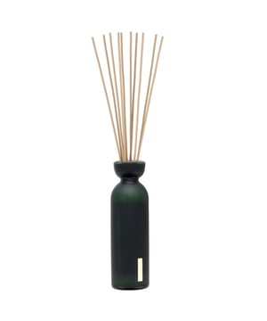 Transform your space with Rituals The Ritual of Jing Fragrance Sticks. This exquisite reed diffuser creates a serene and calming atmosphere, perfect for relaxation and restful sleep. Infused with fresh bergamot and enchanting floral notes, it adds a touch of elegance to any room. Enjoy up to 3 months of continuous fragrance that revitalizes your home. Simple to use: insert the fragrance sticks into the bottle and let the soothing aromas diffuse. Please take care to avoid contact with furniture and clean any spills immediately. Experience tranquility with every breath.