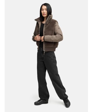 Die TEDDYZONE von Navahoo ist die perfekte Mischung aus Style und Komfort – ideal für kalte Wintertage. Front und Rücken sind mit weichem Teddyfleece ausgestattet, während Ärmel und untere Partien aus glattem, wattiertem Gewebe bestehen. So entsteht ein moderner Look mit kuscheligem Tragegefühl. Ein hochstehender, innen gestrickter Kragen schützt zuverlässig vor Kälte, während Rippbündchen an Ärmeln und Saum für Bewegungsfreiheit und perfekten Sitz sorgen. Zwei warme Außentaschen und zwei praktische Innentaschen bieten Platz für Essentials. Erhältlich in 6 Farben und Größen XS–2XL.