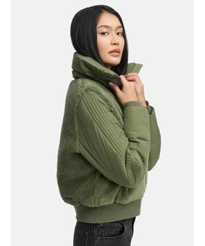 De TEDDYZONE van Navahoo combineert stijl en comfort – ideaal voor koude dagen. Voor- en achterkant zijn uitgevoerd in zacht teddyfleece, terwijl de mouwen en onderzijde uit glad, gewatteerd materiaal bestaan. Dit geeft een moderne look en heerlijk draagcomfort. De hoge kraag met gebreide binnenkant beschermt tegen kou, terwijl ribboorden aan zoom en mouwen zorgen voor bewegingsvrijheid en een goede pasvorm. Twee warme buitenzakken en twee binnenzakken met rits maken het compleet. Verkrijgbaar in 6 kleuren en maten XS–2XL.