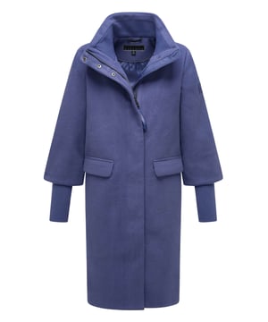 Der elegante Übergangsmantel Polarblüte von Navahoo überzeugt mit hochwertiger Verarbeitung und stilvollem Design. Sein leicht taillierter Schnitt betont die feminine Silhouette, während Stehkragen, Reißverschluss und Druckknopfleiste zuverlässig vor Wind schützen. Zwei Eingrifftaschen außen sowie zwei Innentaschen bieten praktischen Stauraum. Der Po- und Beckenbereich wird optimal bedeckt – ideal für kühlere Tage in Freizeit und Beruf. Erhältlich in mehreren Farben und Größen S–3XL.
