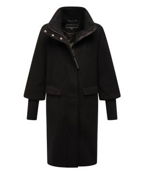 Der elegante Übergangsmantel Polarblüte von Navahoo überzeugt mit hochwertiger Verarbeitung und stilvollem Design. Sein leicht taillierter Schnitt betont die feminine Silhouette, während Stehkragen, Reißverschluss und Druckknopfleiste zuverlässig vor Wind schützen. Zwei Eingrifftaschen außen sowie zwei Innentaschen bieten praktischen Stauraum. Der Po- und Beckenbereich wird optimal bedeckt – ideal für kühlere Tage in Freizeit und Beruf. Erhältlich in mehreren Farben und Größen S–3XL.