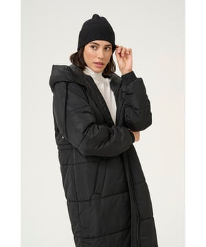 Deze ribgebreide beanie heeft een omgeslagen rand en een aangesloten pasvorm. De minimalistische, gestructureerde afwerking straalt moeitloze stijl uit.