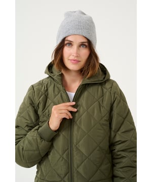 Geribde beanie met zachte afwerking en gestroomlijnd silhouet. Omgeslagen rand geeft vorm aan het tijdloze model.