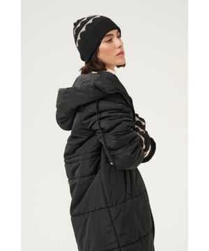 Beanie met brede ribboord en opvallend zigzagpatroon. Sluit nauw aan en heeft een zachte, getextureerde knit. Stoere, moderne uitstraling.