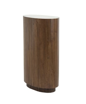 
Shop dit prachtige artikel van Light & LivingZuil 60x35x100 cm DUMOSI hout donker bruin is gemaakt en ontwerpen door het Nederlandse merk Light & Living.De belangrijkste kenmerken van het artikel zijn als volgt:Kleur: BruinProduct Lengte: 60Product Breedte: 35Producht Hoogte: 100Gewicht: 5Light & Living werd meer dan vijftig jaar geleden opgericht. We begonnen met het maken van lampenkappen in een kleine fabriekshal. Al snel kwamen daar lampen bij, zodat we een totaal verlichtingsconcept konden aanbieden. Na vele jaren actief te zijn geweest op de verlichtingsmarkt, zijn we gaan uitbreiden met betaalbare woonaccessoires en (klein)meubelen.Wij weten als geen ander dat thuis de plek is waar mensen zich vaak het prettigst voelen. Een eigen plek, ingericht met comfortabele meubels en sfeervolle verlichting. We denken graag met je mee. Daarom reizen we de hele wereld over op zoek naar de mooiste verlichting en woondecoratie. We zijn altijd op zoek naar dat ene speciale item waar ons hart sneller van gaat kloppen. Deze momenten leggen we vast en vertalen we naar onze producten.Twee keer per jaar presenteren we een nieuwe seizoenscollectie. Zo weten we je elke keer weer te inspireren! - Afmeting: 60x35x100 - Kleur: Bruin - Materiaal: Hout