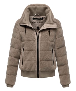 Die Winterjacke SCHNEEPUDER von Navahoo vereint stylisches Design mit kuscheligem Komfort – perfekt für kalte Wintertage und die Übergangszeit. Der weiche Teddyfleece-Oberstoff sorgt für eine trendige Optik und ein angenehmes Tragegefühl, während die leichte Wattierung zuverlässig Wärme spendet, ohne schwer zu wirken. Praktische Details wie ein hochschließender Kragen mit Strickbündchen, elastische Rippbündchen an Saum und Ärmeln sowie mehrere Taschenlösungen bieten Funktionalität und Bequemlichkeit. Erhältlich in 6 Farben und den Größen XS–XXL.