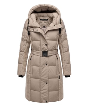 Der Damen-Steppmantel Funkelteddy von Navahoo vereint urbanen Look mit zuverlässigem Kälteschutz. Der figurbetonte, verlängerte Schnitt mit integriertem Taillengürtel sorgt für eine elegante Silhouette. Ein Materialmix aus weichem Teddyfleece an Kapuze, Schultern, Rücken und Ärmeln sowie glattem, wattiertem Gewebe an der Front bietet Wärme und moderne Optik. Zwei-Wege-Reißverschluss, verdeckte Druckknopfleiste, warme Außentaschen mit Fleecefutter und ein hochschließender Kragen runden das Design ab. Mit Bewegungsschlitz im Saum und liebevollen Logo-Details. In 8 Farben, Größen XS–XXL erhältlich.