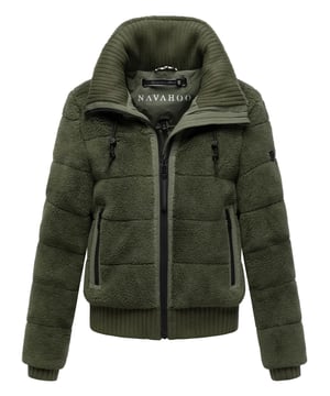 Die Winterjacke SCHNEEPUDER von Navahoo vereint stylisches Design mit kuscheligem Komfort – perfekt für kalte Wintertage und die Übergangszeit. Der weiche Teddyfleece-Oberstoff sorgt für eine trendige Optik und ein angenehmes Tragegefühl, während die leichte Wattierung zuverlässig Wärme spendet, ohne schwer zu wirken. Praktische Details wie ein hochschließender Kragen mit Strickbündchen, elastische Rippbündchen an Saum und Ärmeln sowie mehrere Taschenlösungen bieten Funktionalität und Bequemlichkeit. Erhältlich in 6 Farben und den Größen XS–XXL.