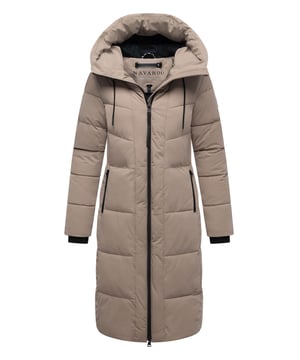 Der Damen-Steppmantel SCHOKOKUSS von Navahoo verbindet zeitloses Design mit funktionalem Komfort – ideal für kalte Wintertage. Das gradlinige Steppmuster sorgt für eine urbane Optik, während der weich gefütterte obere Innenbereich mit Fleecestoff angenehme Wärme bietet (nicht in den Ärmeln). Eine fest integrierte Kapuze mit Kordelzug, der hochschließende Kragen und ein Zwei-Wege-Reißverschluss schützen zuverlässig vor Wind und Wetter. Praktische Taschenlösungen – zwei warme Außentaschen mit Reißverschluss und zwei sichere Innentaschen – runden das Design ab. Erhältlich in 10 Farben und Größen XS–6XL.