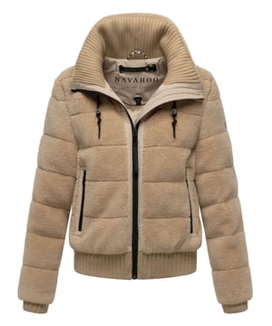 Die Winterjacke SCHNEEPUDER von Navahoo vereint stylisches Design mit kuscheligem Komfort – perfekt für kalte Wintertage und die Übergangszeit. Der weiche Teddyfleece-Oberstoff sorgt für eine trendige Optik und ein angenehmes Tragegefühl, während die leichte Wattierung zuverlässig Wärme spendet, ohne schwer zu wirken. Praktische Details wie ein hochschließender Kragen mit Strickbündchen, elastische Rippbündchen an Saum und Ärmeln sowie mehrere Taschenlösungen bieten Funktionalität und Bequemlichkeit. Erhältlich in 6 Farben und den Größen XS–XXL.