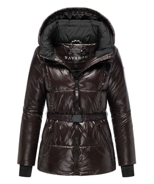 Die Damen-Winterjacke Eisglanz von Marikoo vereint trendiges Design mit praktischen Funktionen. Das leicht glänzende Obermaterial verleiht einen modernen Look, während der integrierte Gürtel eine feminine Silhouette betont. Die große Kapuze mit hohem Kragen schützt zuverlässig vor Kälte, und die weiche Wattierung hält angenehm warm. Reißverschlusstaschen bieten sicheren Stauraum, elastische Bündchen mit Daumenloch verhindern Kältebrücken. Erhältlich in 7 Farben und Größen XS–XXL.