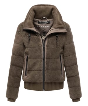 Die Winterjacke SCHNEEPUDER von Navahoo vereint stylisches Design mit kuscheligem Komfort – perfekt für kalte Wintertage und die Übergangszeit. Der weiche Teddyfleece-Oberstoff sorgt für eine trendige Optik und ein angenehmes Tragegefühl, während die leichte Wattierung zuverlässig Wärme spendet, ohne schwer zu wirken. Praktische Details wie ein hochschließender Kragen mit Strickbündchen, elastische Rippbündchen an Saum und Ärmeln sowie mehrere Taschenlösungen bieten Funktionalität und Bequemlichkeit. Erhältlich in 6 Farben und den Größen XS–XXL.
