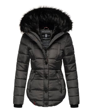 Die Marikoo Winterjacke Lotusblüte überzeugt mit Funktionalität und luxuriösem Design. Das warme Teddyfell im oberen Innenbereich, der kuschelige Kunstfellkragen (abnehmbar) und das wasserabweisende Obermaterial machen sie zum idealen Begleiter für kalte Wintertage. Praktische Details wie zwei Reißverschluss-Brusttaschen, zwei fleecegefütterte Außentaschen und eine Innentasche mit Kopfhörerausgang bieten viel Komfort. Mit hochwertiger Steppoptik, eleganten Kunstlederdetails, abnehmbaren Zipper-Pullern und leicht tailliertem Schnitt ist die Jacke sowohl stilvoll als auch funktional.
Material: Oberstoff/Futter/Wattierung 100% Polyester; Kunstfell 90% Polyacryl, 10% Polyester.
