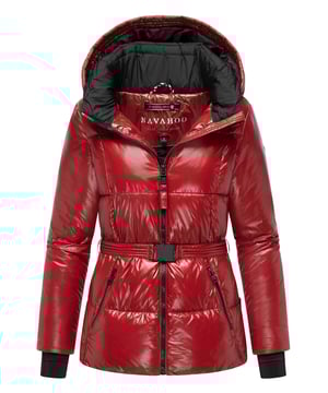 Die Damen-Winterjacke Eisglanz von Marikoo vereint trendiges Design mit praktischen Funktionen. Das leicht glänzende Obermaterial verleiht einen modernen Look, während der integrierte Gürtel eine feminine Silhouette betont. Die große Kapuze mit hohem Kragen schützt zuverlässig vor Kälte, und die weiche Wattierung hält angenehm warm. Reißverschlusstaschen bieten sicheren Stauraum, elastische Bündchen mit Daumenloch verhindern Kältebrücken. Erhältlich in 7 Farben und Größen XS–XXL.