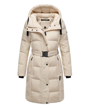 Der Damen-Steppmantel Funkelteddy von Navahoo vereint urbanen Look mit zuverlässigem Kälteschutz. Der figurbetonte, verlängerte Schnitt mit integriertem Taillengürtel sorgt für eine elegante Silhouette. Ein Materialmix aus weichem Teddyfleece an Kapuze, Schultern, Rücken und Ärmeln sowie glattem, wattiertem Gewebe an der Front bietet Wärme und moderne Optik. Zwei-Wege-Reißverschluss, verdeckte Druckknopfleiste, warme Außentaschen mit Fleecefutter und ein hochschließender Kragen runden das Design ab. Mit Bewegungsschlitz im Saum und liebevollen Logo-Details. In 8 Farben, Größen XS–XXL erhältlich.