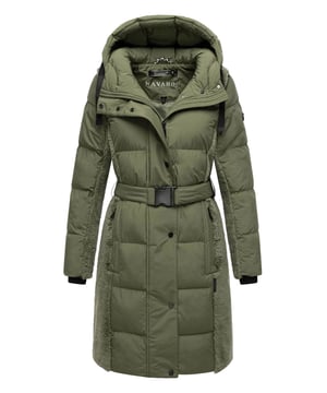 Der Damen-Steppmantel Funkelteddy von Navahoo vereint urbanen Look mit zuverlässigem Kälteschutz. Der figurbetonte, verlängerte Schnitt mit integriertem Taillengürtel sorgt für eine elegante Silhouette. Ein Materialmix aus weichem Teddyfleece an Kapuze, Schultern, Rücken und Ärmeln sowie glattem, wattiertem Gewebe an der Front bietet Wärme und moderne Optik. Zwei-Wege-Reißverschluss, verdeckte Druckknopfleiste, warme Außentaschen mit Fleecefutter und ein hochschließender Kragen runden das Design ab. Mit Bewegungsschlitz im Saum und liebevollen Logo-Details. In 8 Farben, Größen XS–XXL erhältlich.