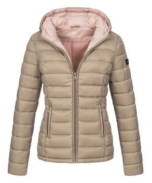 Die Marikoo Steppjacke Lucy ist der perfekte Allrounder für Frühling und Herbst. Das dezente, aber elegante Steppdesign und das weiche Obermaterial verleihen ihr einen modernen Look. Dank der leichten Fütterung bietet sie angenehmen Tragekomfort, ohne zu beschweren. Mit Kapuze, zwei seitlichen Reißverschlusstaschen sowie Logo-Patches am Arm und Rücken ist die Jacke funktional und stilvoll zugleich. Der leicht taillierte Schnitt sorgt für eine optimale Passform und ein feminines Erscheinungsbild. Bequem, hochwertig und in vielen Farben erhältlich.
Material: Oberstoff/Futter/Wattierung 100% Polyester.