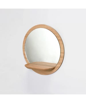 
Ontdek onze wandspiegel met kleine plank - Dia 29,5 cm. Dankzij de massief eiken plank kunt u uw spullen op deze spiegel plaatsen. Deze spiegel is ideaal voor een badkamer of een entree vanwege het ronde, eenvoudige en harmonieuze ontwerp. Verkrijgbaar in twee maten. Productkenmerken: Hoofdmateriaal: Eikenfineer. Productafmetingen: Diepte 10 cm x Diameter 29,5 cm - Nettogewicht: 1,013 kg. Verpakkingsafmetingen: Lengte 43 cm x Hoogte 31 cm x Diepte 5 cm - Brutogewicht: 1,157 kg. Merk: CaliCosy Kleur: Wooden Effect