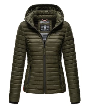 Die Marikoo Steppjacke Samtpfote überzeugt mit hochwertiger Verarbeitung, modischem Design und hohem Tragekomfort. Das weiche Obermaterial sowie die Kombination aus vertikaler und rautenförmiger Steppung verleihen ihr einen eleganten Look. Praktische Details wie eine abnehmbare Kapuze, zwei Reißverschlusstaschen und ein Logo-Patch am Oberarm runden das Modell ab. Mit leicht tailliertem Schnitt, warmen Rippbündchen und perfekter Passform bietet die Jacke sowohl Funktionalität als auch eine feminine Silhouette. Ideal für Alltag und Freizeit.
Material: Oberstoff/Futter/Wattierung 100% Polyester.