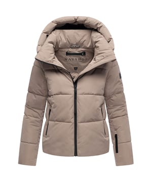 Die Damenjacke Frostherz XIV von Navahoo kombiniert modische Steppoptik mit hoher Funktionalität – ideal für kalte Tage in Stadt und Freizeit. Der hochschließende Kragen, die abnehmbare Kapuze und gefütterte Taschen schützen zuverlässig vor Wind und Kälte. Mit praktischen Außen- und Innentaschen, leichtem Gewicht und optimaler Länge ist sie ein vielseitiger Begleiter für Alltag und Outdoor-Aktivitäten. Erhältlich in 11 Farben und Größen XS–XXL.