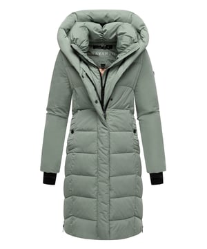 Die Damenjacke Laubzauber von Navahoo kombiniert Eleganz, Wärme und Funktionalität – perfekt für kalte Wintertage, Outdoor-Aktivitäten und den Alltag. Das matte Obermaterial sorgt für einen zeitlosen Look, während das herausnehmbare Innenfutter mit innovativer Sorona® Aura Füllung aus 37 % nachwachsenden Rohstoffen für leichte, umweltfreundliche Wärmeisolierung steht. Ein doppeltes Reißverschlusssystem mit Kinnschutz, ein praktischer Gehschlitz sowie elastische Ärmelbündchen mit Daumenloch erhöhen den Tragekomfort. Zwei gefütterte Außentaschen und zwei Innentaschen mit Reißverschluss bieten sicheren Stauraum. In 7 Farben und Größen XS–2XL erhältlich.