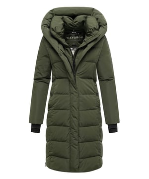 Die Damenjacke Laubzauber von Navahoo kombiniert Eleganz, Wärme und Funktionalität – perfekt für kalte Wintertage, Outdoor-Aktivitäten und den Alltag. Das matte Obermaterial sorgt für einen zeitlosen Look, während das herausnehmbare Innenfutter mit innovativer Sorona® Aura Füllung aus 37 % nachwachsenden Rohstoffen für leichte, umweltfreundliche Wärmeisolierung steht. Ein doppeltes Reißverschlusssystem mit Kinnschutz, ein praktischer Gehschlitz sowie elastische Ärmelbündchen mit Daumenloch erhöhen den Tragekomfort. Zwei gefütterte Außentaschen und zwei Innentaschen mit Reißverschluss bieten sicheren Stauraum. In 7 Farben und Größen XS–2XL erhältlich.